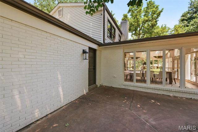 19 Sackston Woods Lane, St Louis, MO 63141
