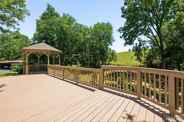 19 Sackston Woods Lane, St Louis, MO 63141