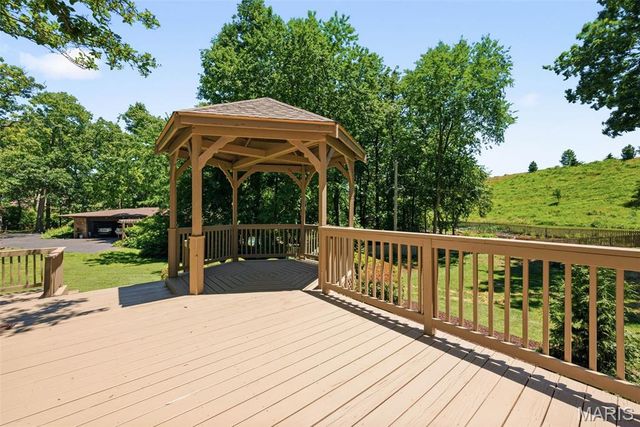 19 Sackston Woods Lane, St Louis, MO 63141