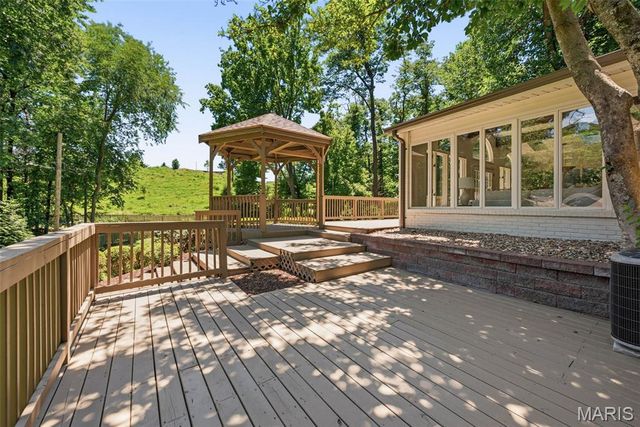 19 Sackston Woods Lane, St Louis, MO 63141