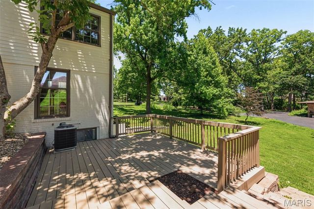 19 Sackston Woods Lane, St Louis, MO 63141