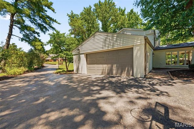 19 Sackston Woods Lane, St Louis, MO 63141