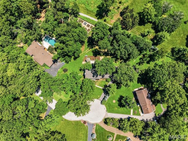 19 Sackston Woods Lane, St Louis, MO 63141