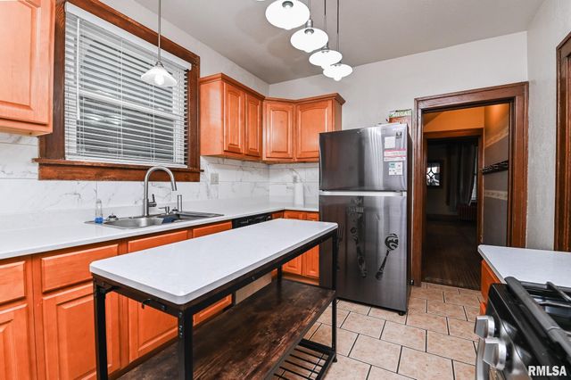 301 E THRUSH Avenue, Peoria, IL 61603