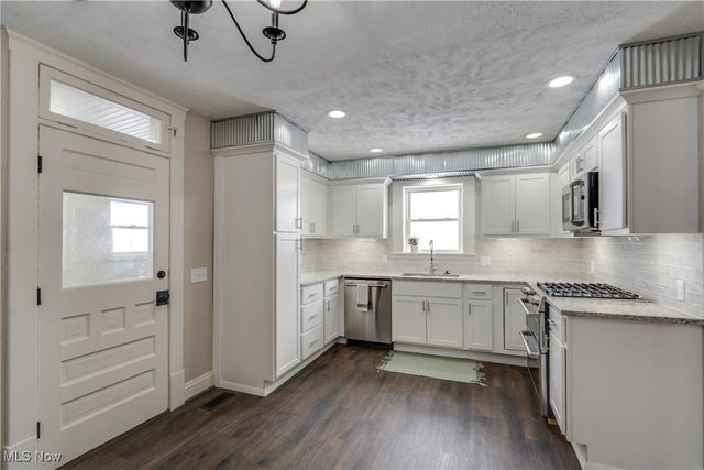 3895 Swallen Avenue, Louisville, OH 44641