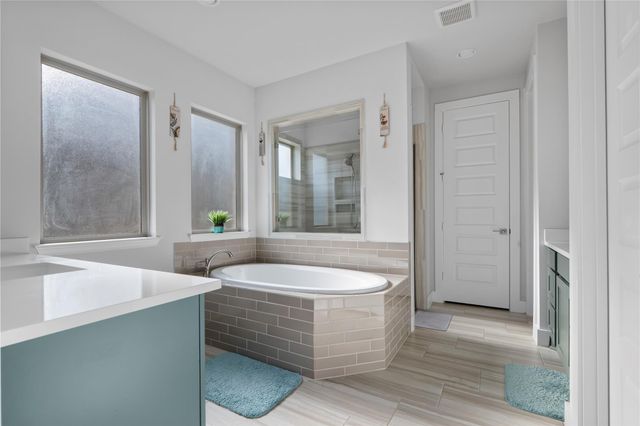 224 Green Knoll LN, Georgetown, TX 78628