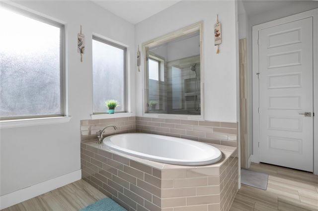 224 Green Knoll LN, Georgetown, TX 78628