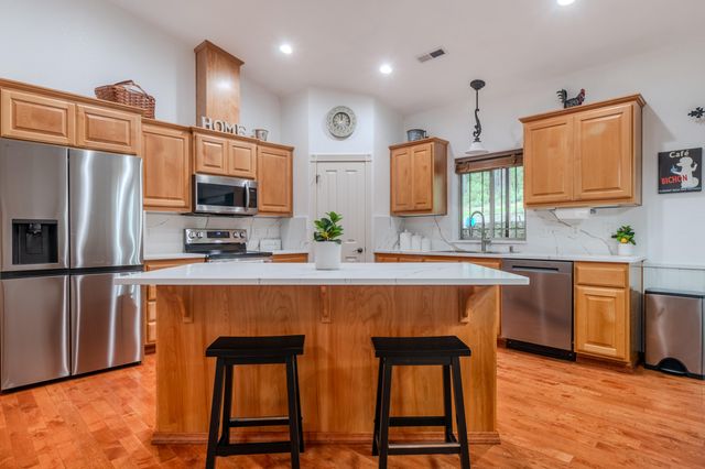 4728 E Evans Creek Road, Rogue River, OR 97537