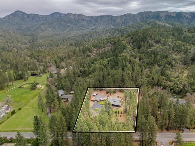 4728 E Evans Creek Road, Rogue River, OR 97537