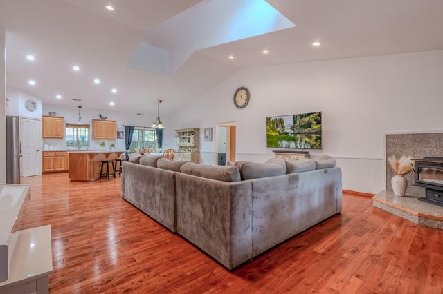 4728 E Evans Creek Road, Rogue River, OR 97537