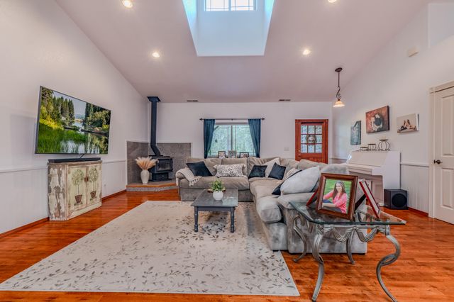 4728 E Evans Creek Road, Rogue River, OR 97537