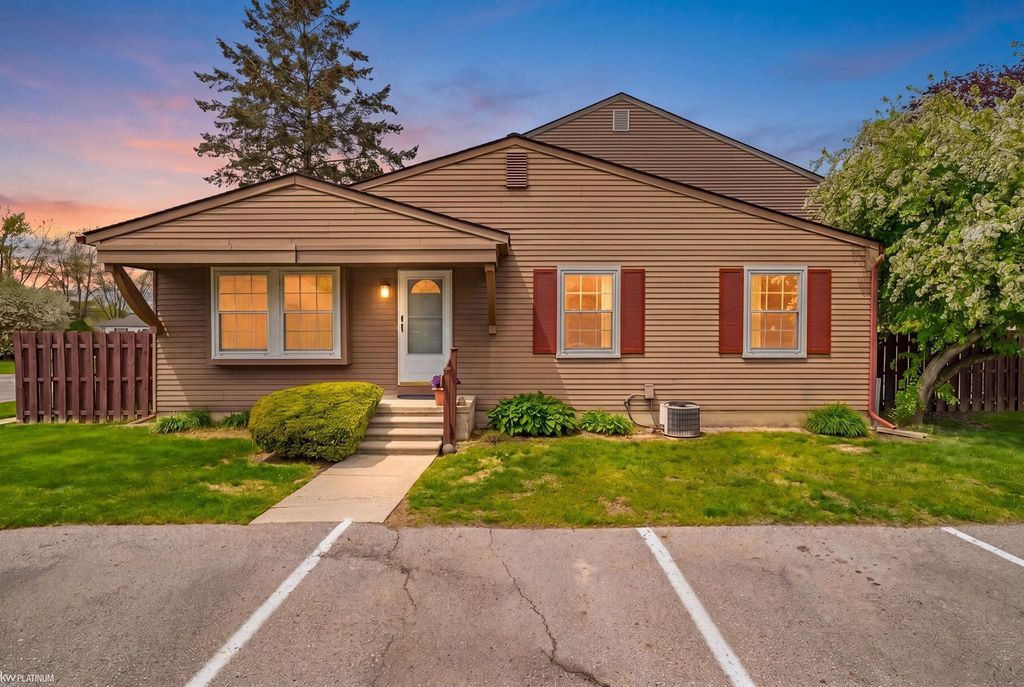 33561 Bayview Drive, Chesterfield Twp, MI 48047