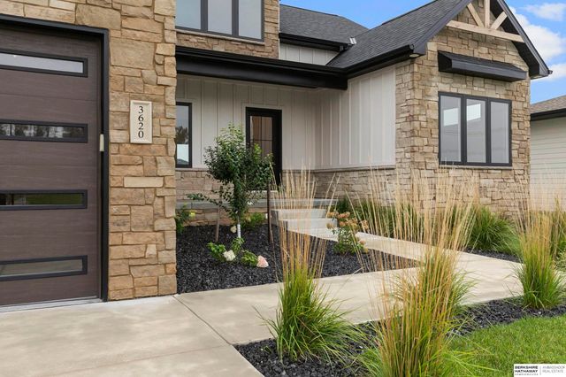 3620 Tree Line Drive, Lincoln, NE 68516
