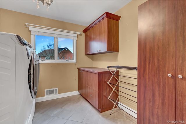 11 Fishermans Drive, Port Washington, NY 11050