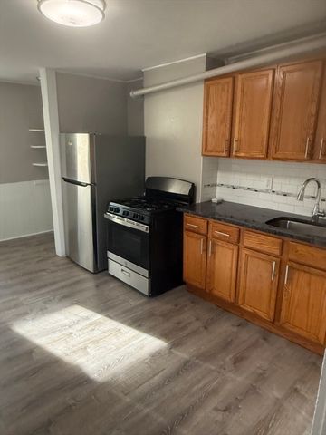 32 Mechanic St 2L, Fitchburg, MA 01420