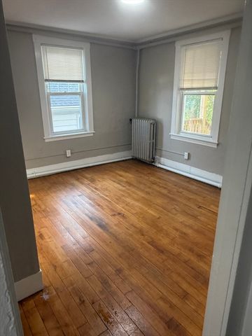 32 Mechanic St 2L, Fitchburg, MA 01420