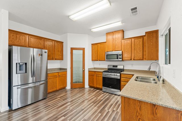 202 E Robin Avenue, Visalia, CA 93291