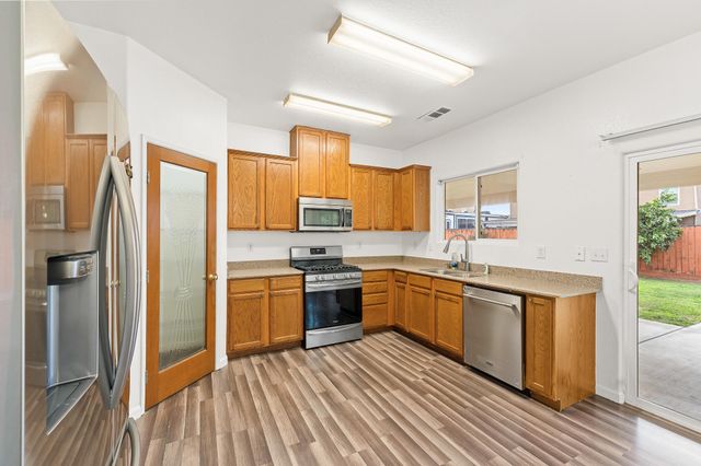 202 E Robin Avenue, Visalia, CA 93291