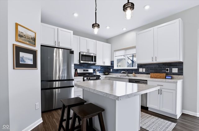 5521 Woods Pointe Drive, Mccordsville, IN 46055