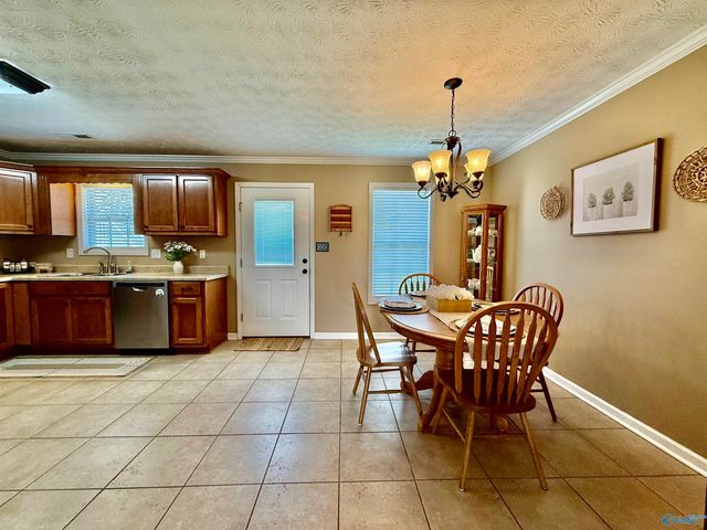 302 Twin Oaks Drive NW, Hartselle, AL 35640
