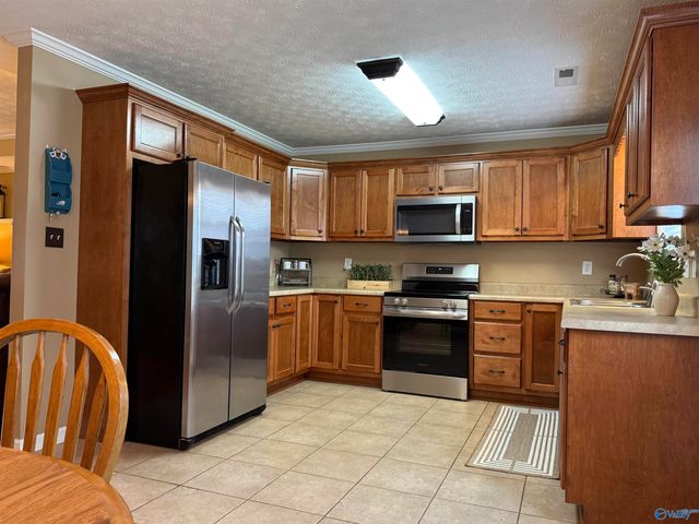 302 Twin Oaks Drive NW, Hartselle, AL 35640