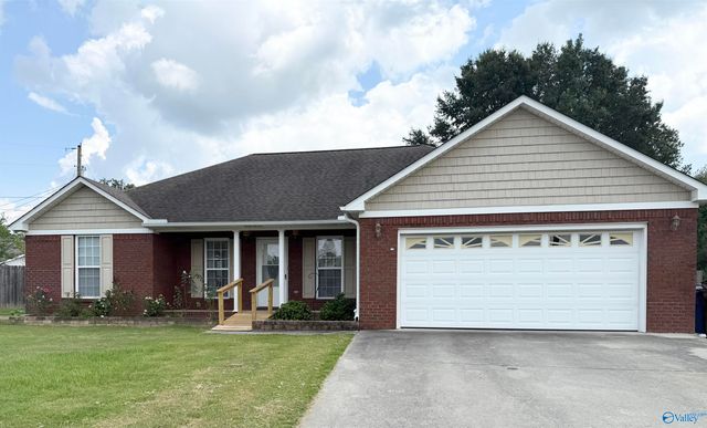 302 Twin Oaks Drive NW, Hartselle, AL 35640