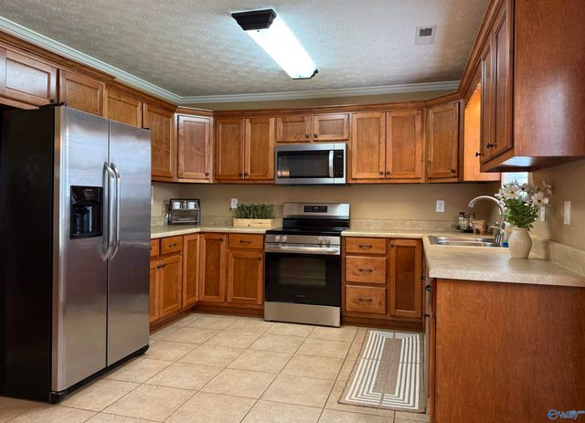 302 Twin Oaks Drive NW, Hartselle, AL 35640
