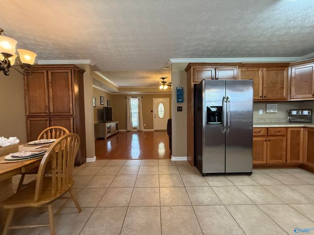 302 Twin Oaks Drive NW, Hartselle, AL 35640