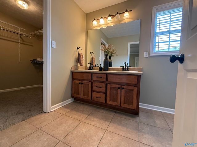 302 Twin Oaks Drive NW, Hartselle, AL 35640