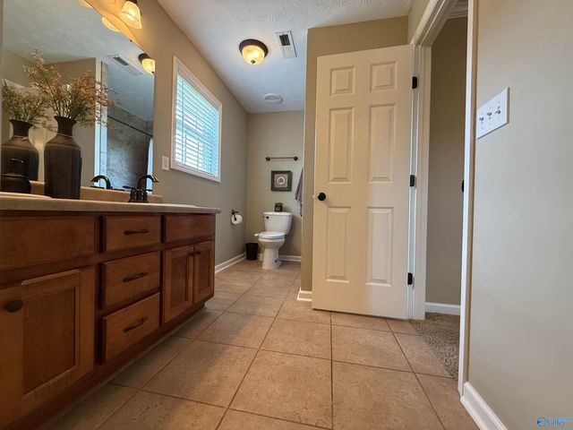 302 Twin Oaks Drive NW, Hartselle, AL 35640