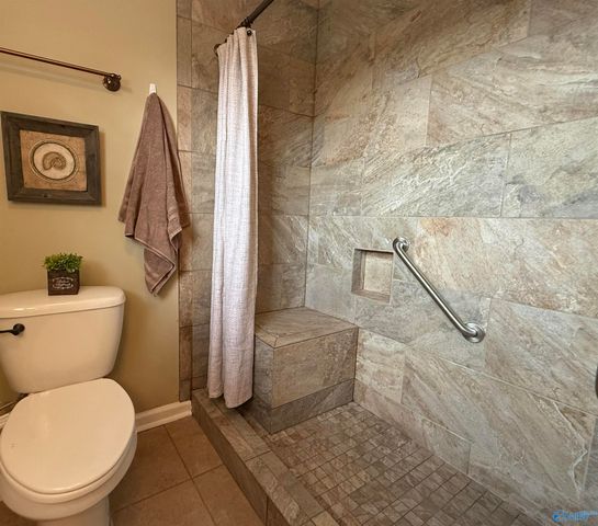 302 Twin Oaks Drive NW, Hartselle, AL 35640