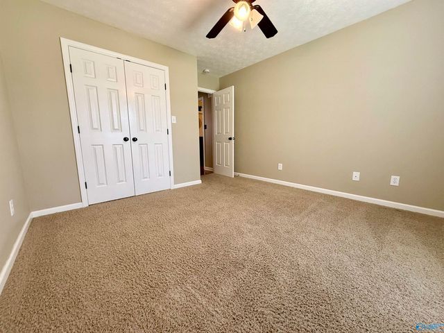 302 Twin Oaks Drive NW, Hartselle, AL 35640