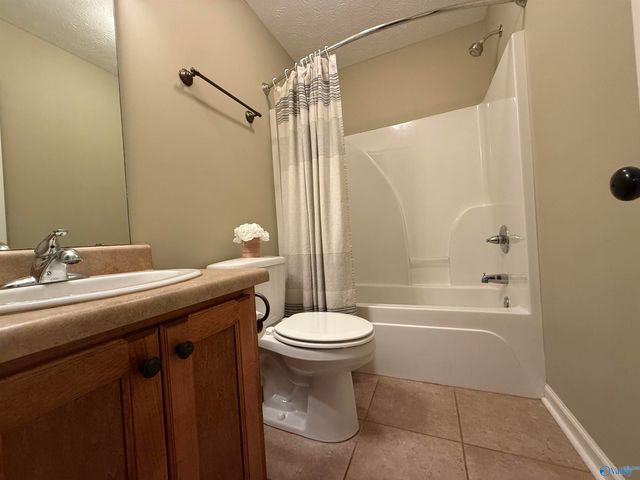 302 Twin Oaks Drive NW, Hartselle, AL 35640