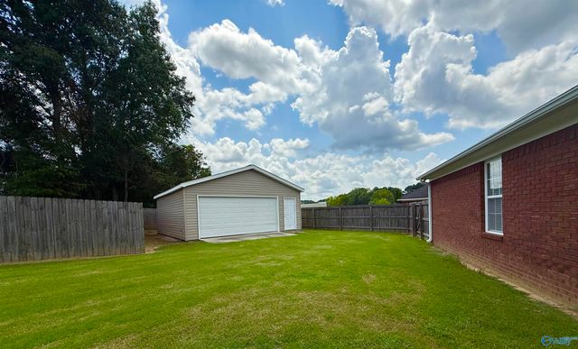 302 Twin Oaks Drive NW, Hartselle, AL 35640