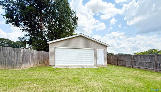 302 Twin Oaks Drive NW, Hartselle, AL 35640