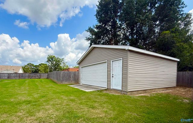 302 Twin Oaks Drive NW, Hartselle, AL 35640