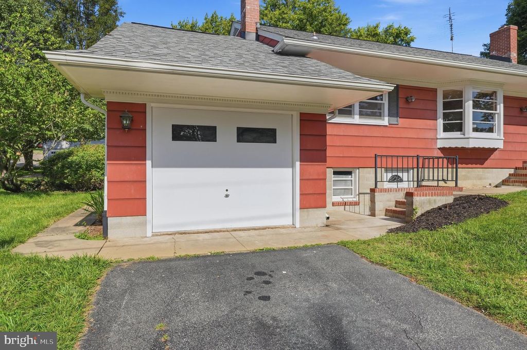 Image 4 of property listing at 118 CITY VIEW AVE, Westminster, MD 21157