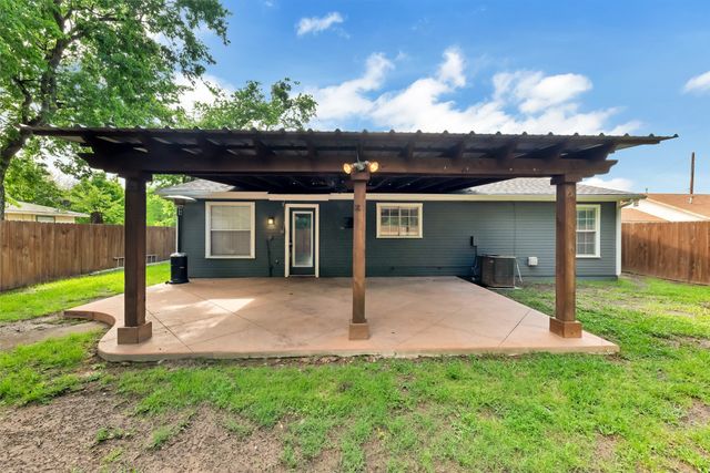 408 N Walnut Street, Roanoke, TX 76262