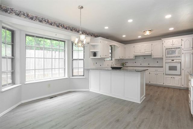 1814 E Sherwood Terrace, Mustang, OK 73064