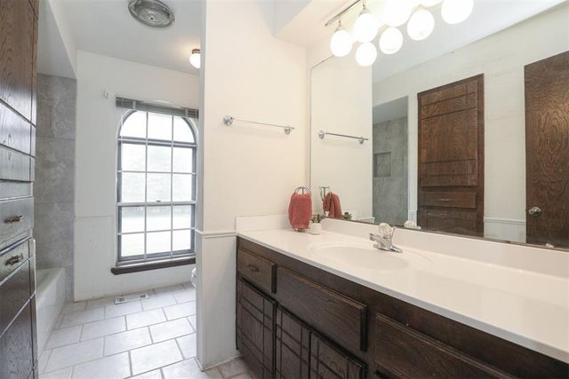 1814 E Sherwood Terrace, Mustang, OK 73064