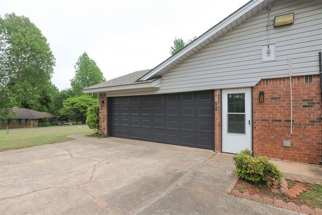 1814 E Sherwood Terrace, Mustang, OK 73064