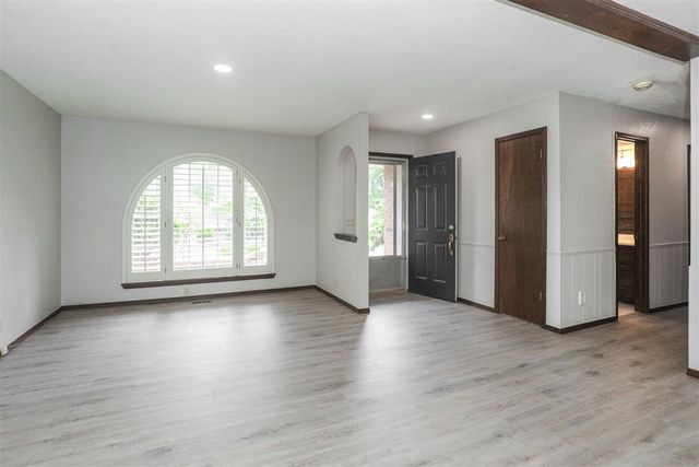 1814 E Sherwood Terrace, Mustang, OK 73064