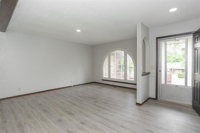 1814 E Sherwood Terrace, Mustang, OK 73064