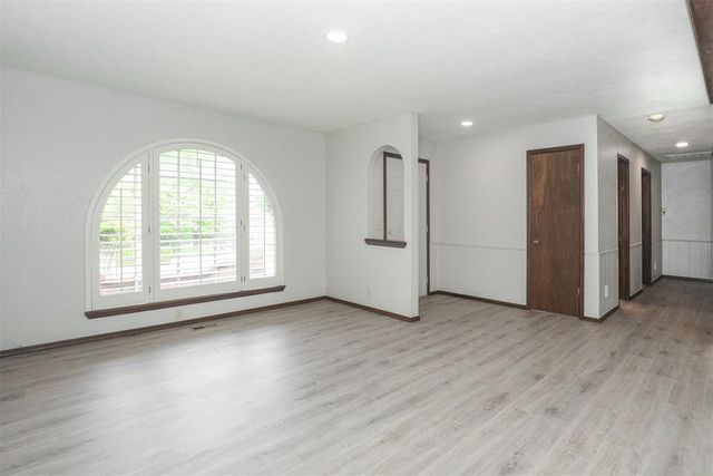 1814 E Sherwood Terrace, Mustang, OK 73064