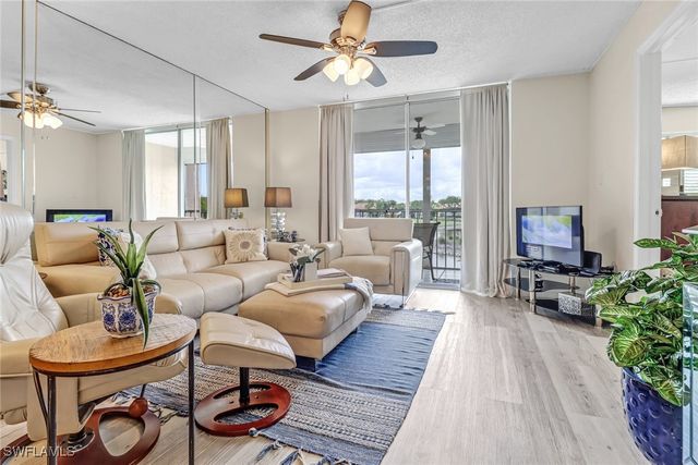 190 Turtle Lake CT 6, Naples, FL 34105