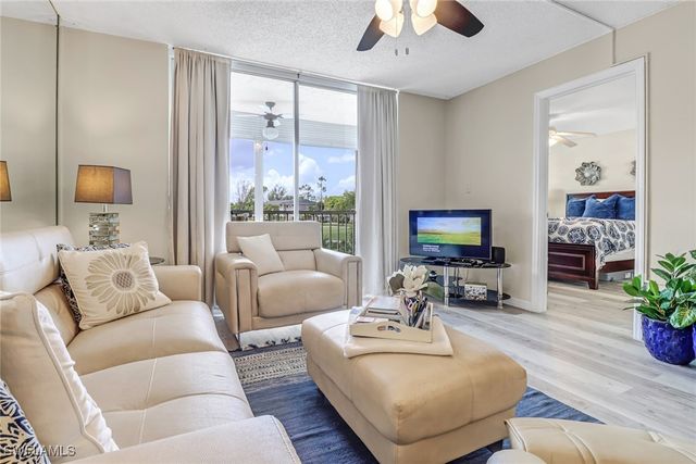 190 Turtle Lake CT 6, Naples, FL 34105