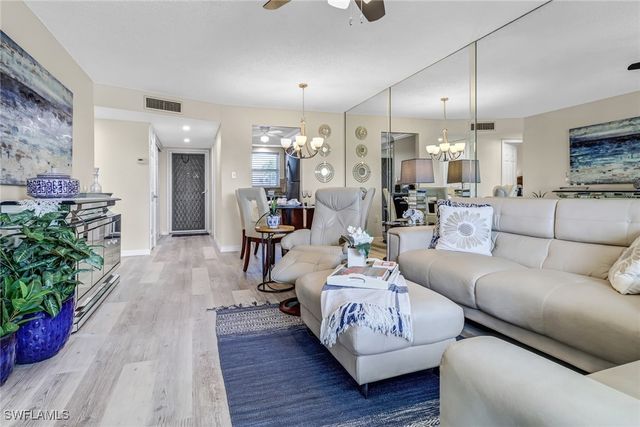 190 Turtle Lake CT 6, Naples, FL 34105