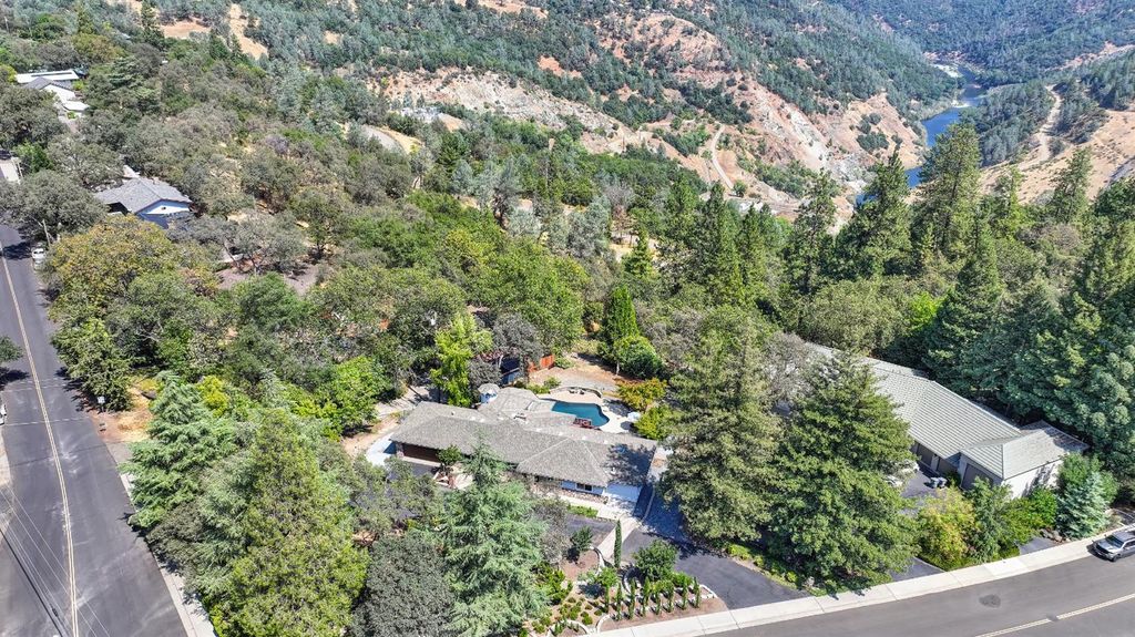 399 Riverview Dr, Auburn, CA 95603