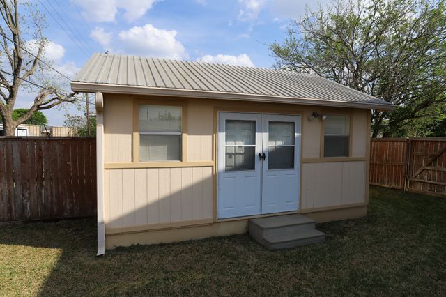 303 David Davis Drive, Mcgregor, TX 76657