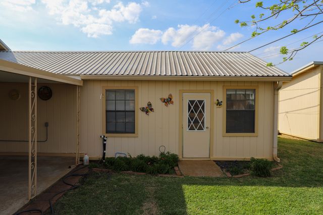 303 David Davis Drive, Mcgregor, TX 76657